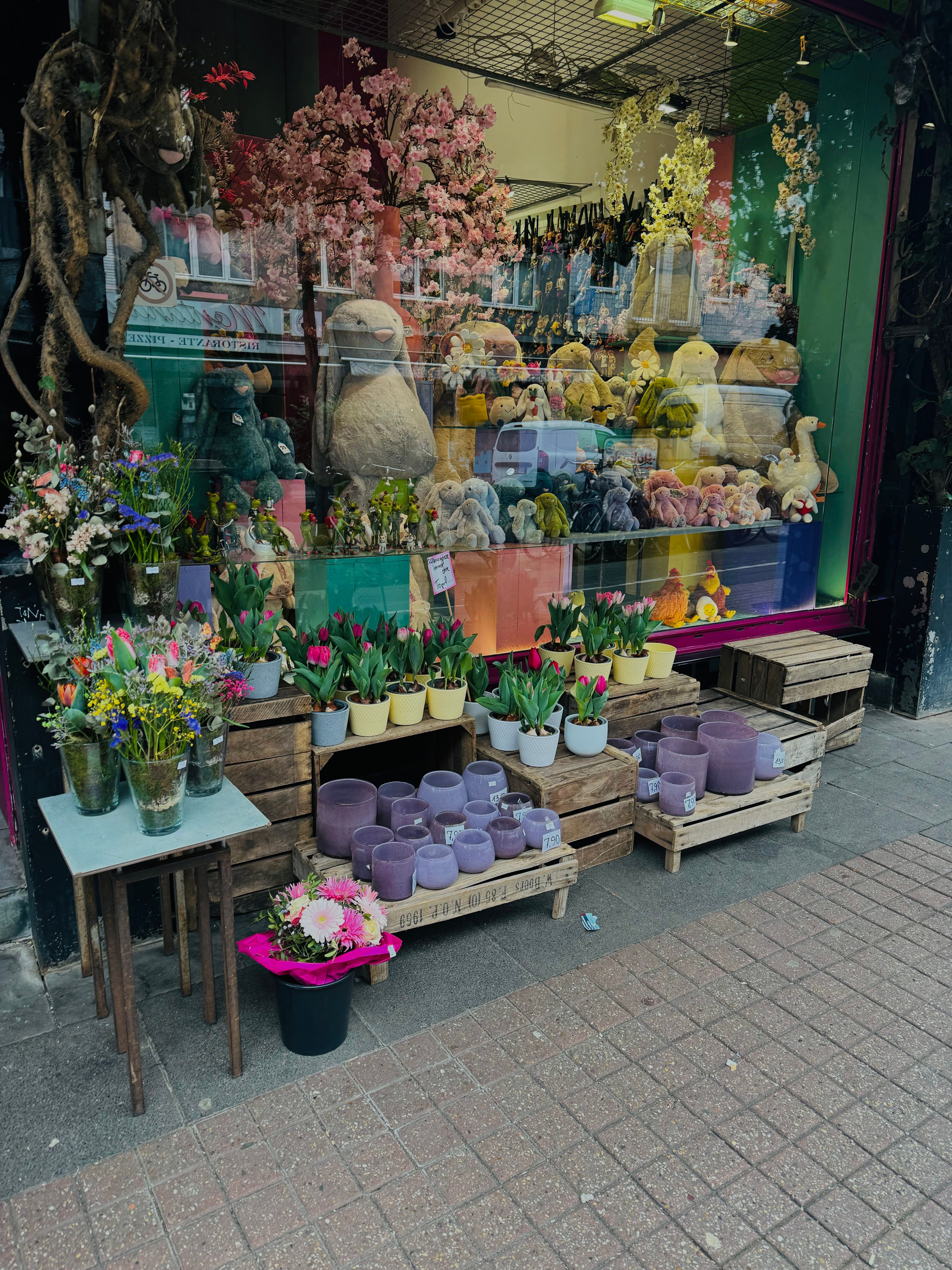 Ein mit bunten Blumen bestückter Blumenstand in Köln