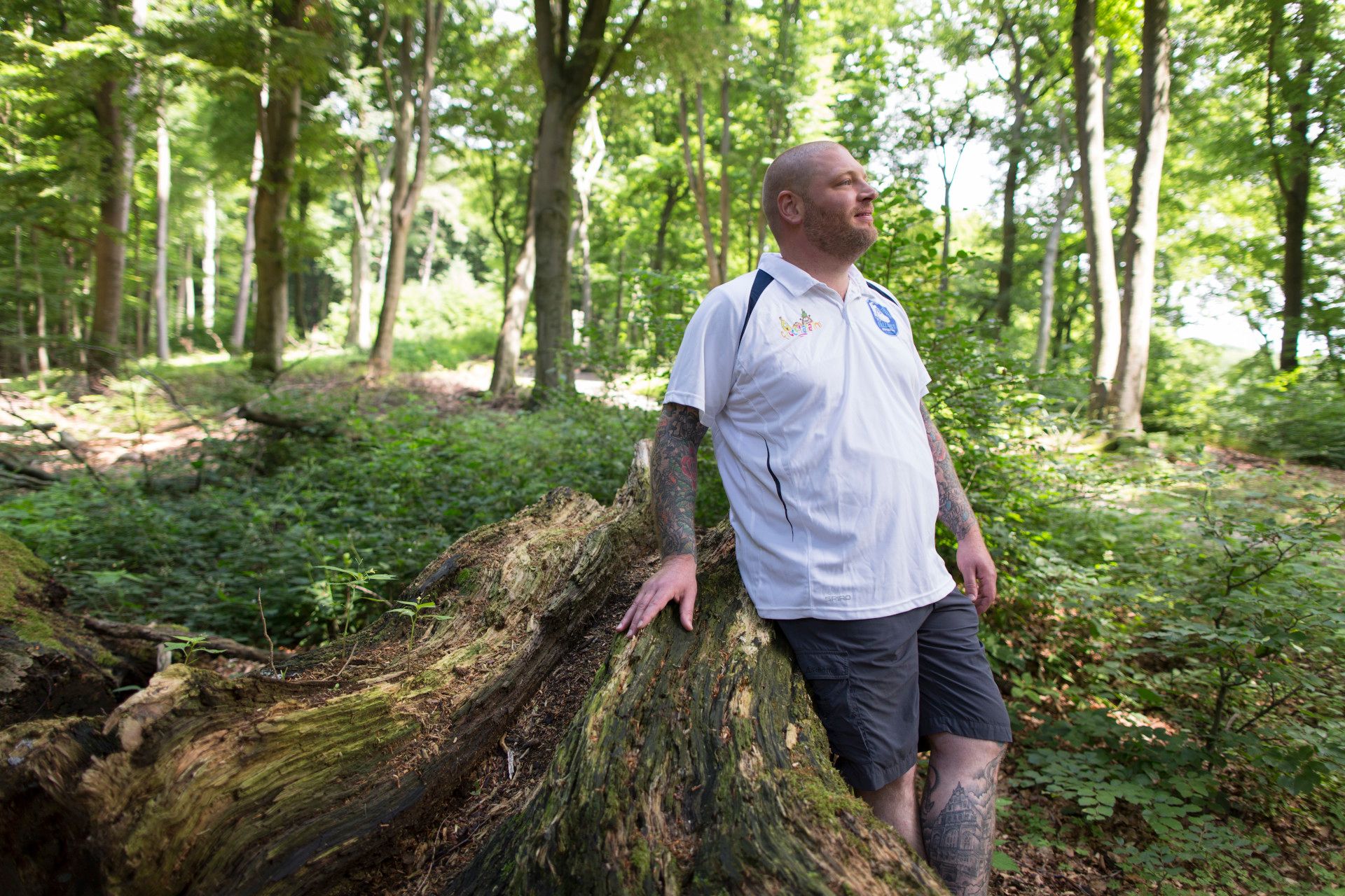 Marcel Lossie in einem Wald bei Bielefeld