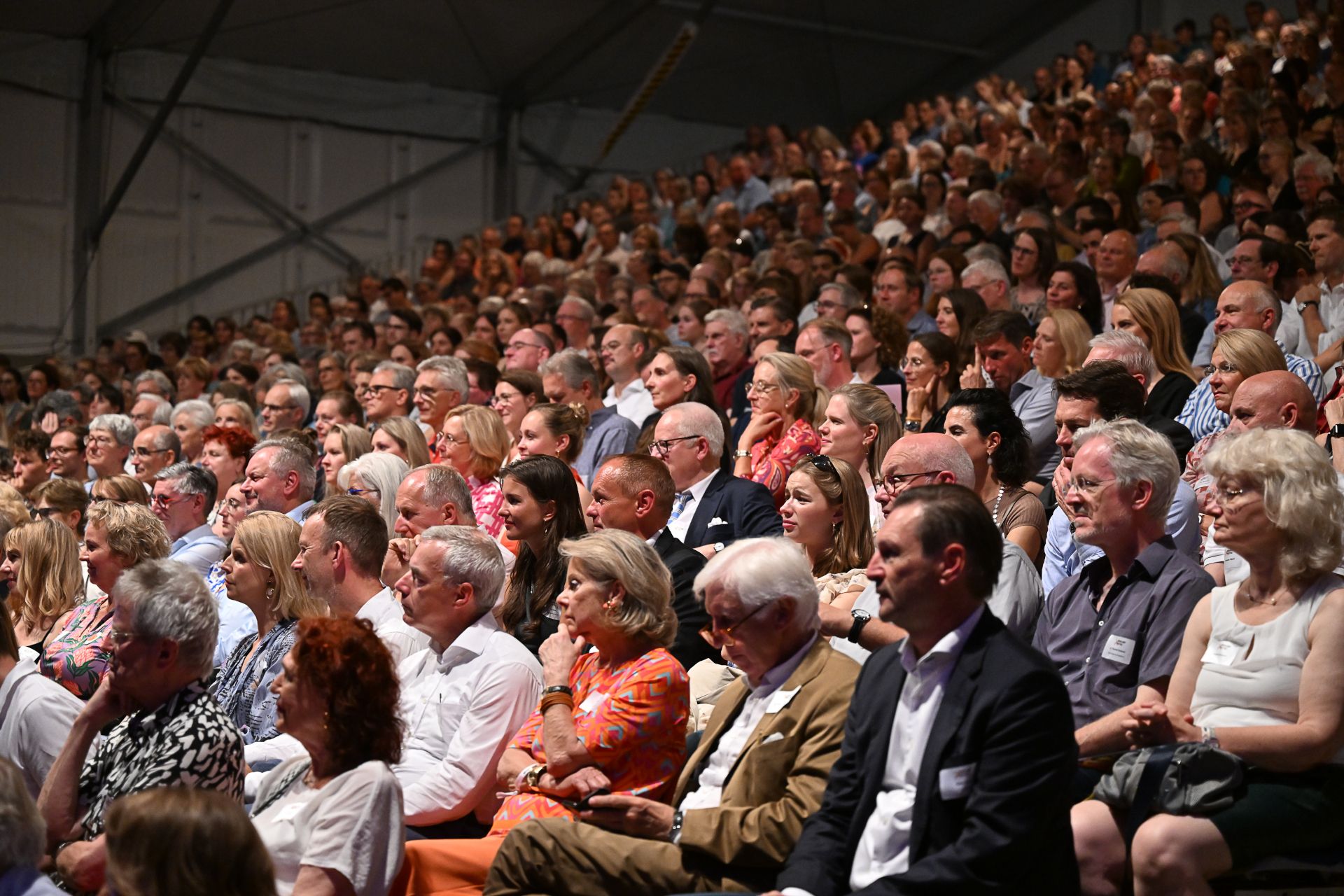 Die Gäste blicken beim Eröffnungsabend des Düsseldorf Festivals gespannt auf die Bühne