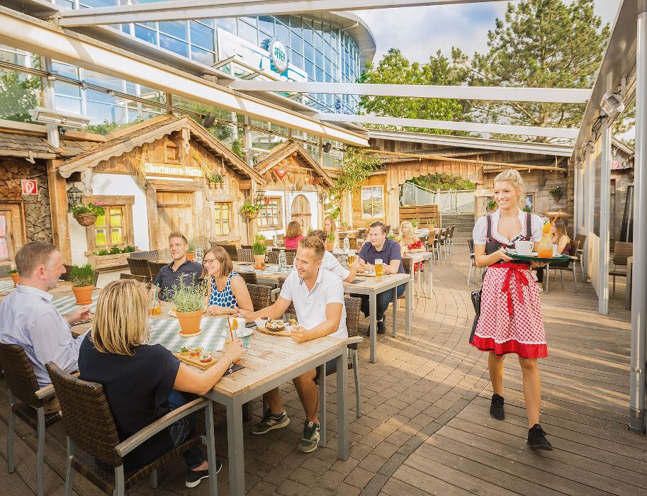 Der Biergarten der Salzburger Hochalm ist im Sommer immer gut gefüllt