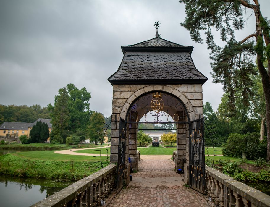 Die Barockbrücke, heute auch Hochzeitsbrücke genannt, ist im Park von Schloss Dyck ein beliebtes Fotomotiv