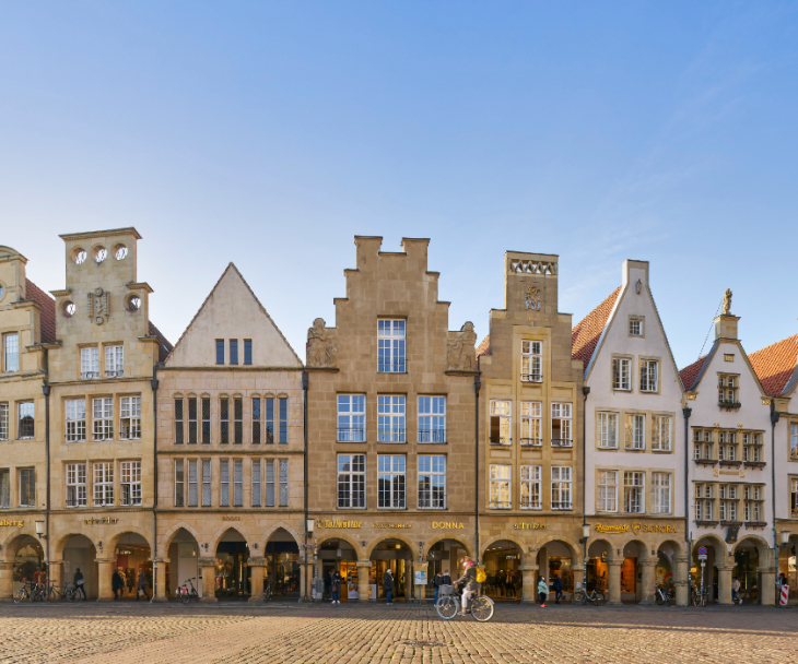 Der Prinzipalmarkt mit den charakteristischen Giebelhäusern und Bogengängen ist das traditionsreiche wirtschaftliche und politische Zentrum Münsters, © Münsterland e.V., Philipp Foelting
