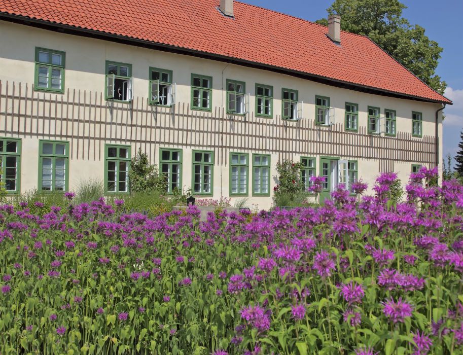 Bereits im Gründungsjahr der Glashütte Gernheim 1812 wurde auch das Fabrikantenhaus auf dem Gelände der Glashütte Gernheim errichtet. Bis zur Schließung des Betriebs 1879 lebten dort vier Generationen der Familie Schrader