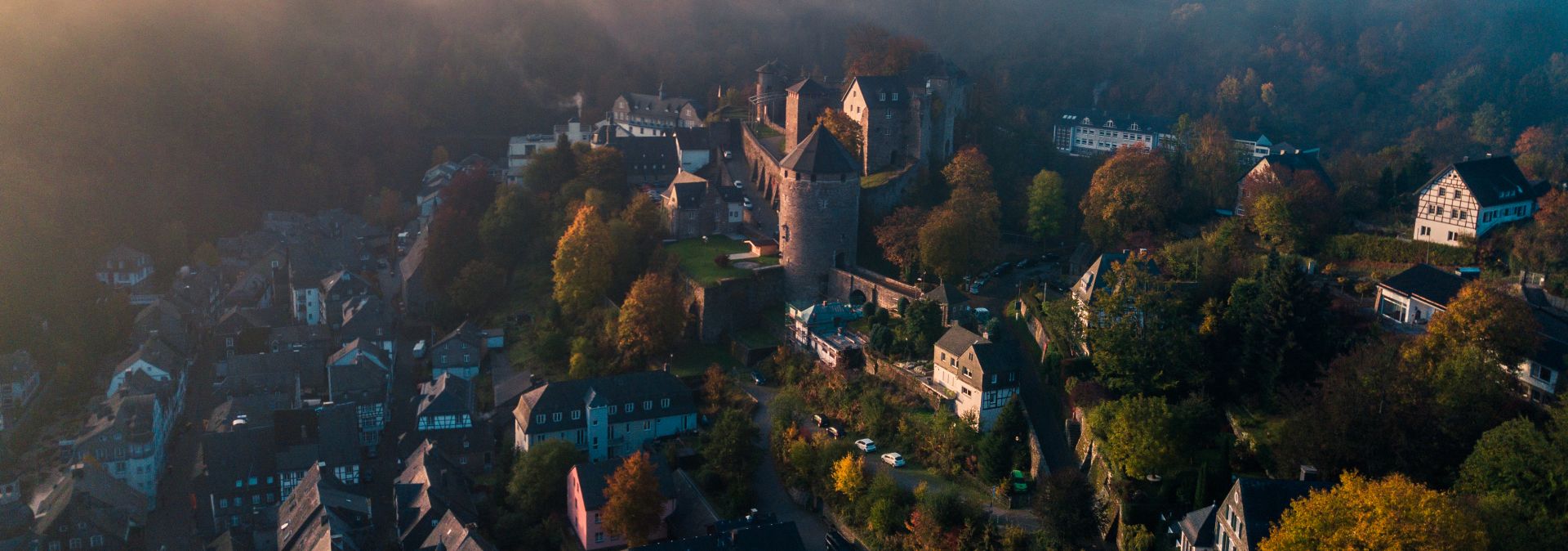 Monschau ist eine Stadt mit malerischen Fachwerkhäusern und traditionsreicher Tuchmachervergangenheit. Die Burg ist weithin sichtbares Wahrzeichen