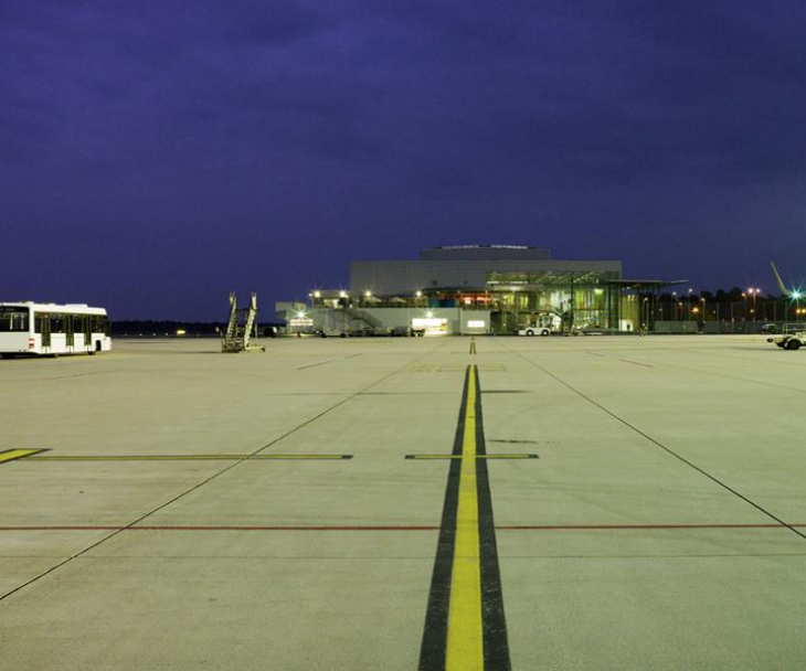 Weeze Airport Flugfeld in der Nacht, © Airport Weeze