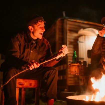 Freunde sitzen lachend am Feuer , © Johannes Höhn