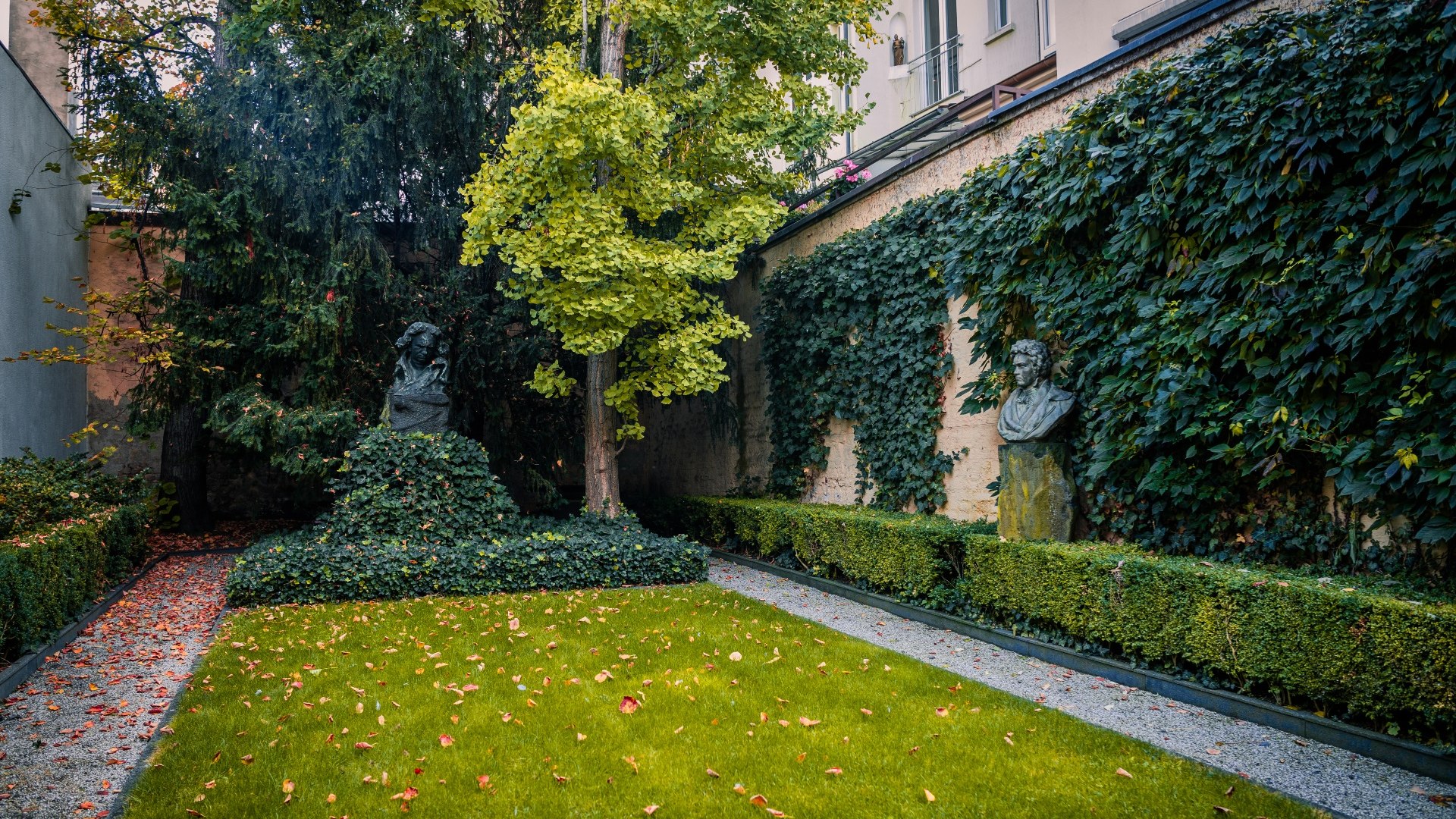Im Garten des Beethoven Geburtshauses können Gäste Büsten des Komponisten entdecken, © Tourismus NRW e.V.