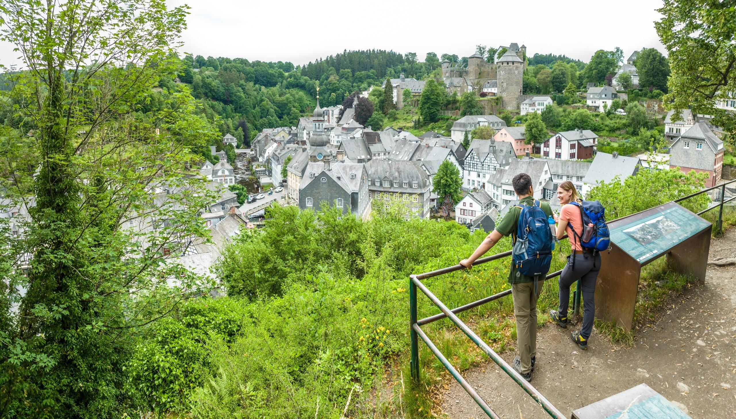 Der Aussichtspunkt Halver Mond bietet idealen Ausblick auf das Städtchen und die Burg Monschau