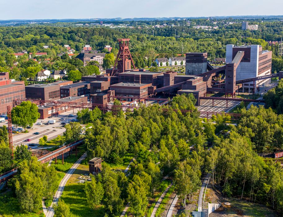 Das Gelände des UNESCO-Welterbes Zollverein ist weitläufig. Heutzutage finden Gäste neben historischen Zechengebäuden viel Grün im Essener Norden vor