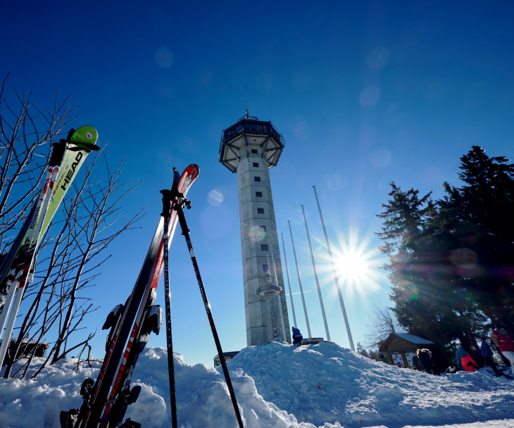 Skigebiet Willingen im Hintergrund der Ettelsbergturm, © Wintersport Arena Sauerland, Siegerland Wittgenstein e.V.