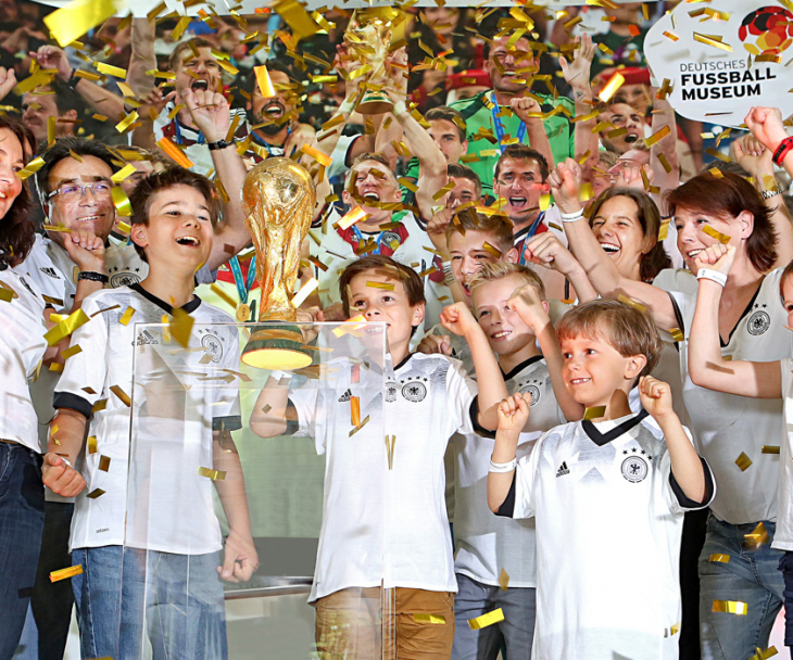 Ferienaktion: Siegerehrung mit WM-Pokal im Deutschen Fußballmuseum Dortmund, © Deutsches Fußballmuseum Dortmund