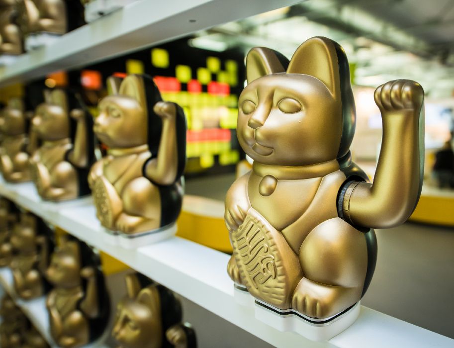 Maneki-neko, auch Winkekatze genannt, sind berühmte japanische Talismane. Auch sie haben im Heinz Nixdorf MuseumsForum einen Platz