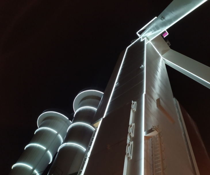 Mit weißen LED-Streifen wurden die Konturen des 64 Meter hohen Fördergerüstturms und die beiden Grubenlüfter eingekleidet, © Hulisz, Tourismus NRW e.V.