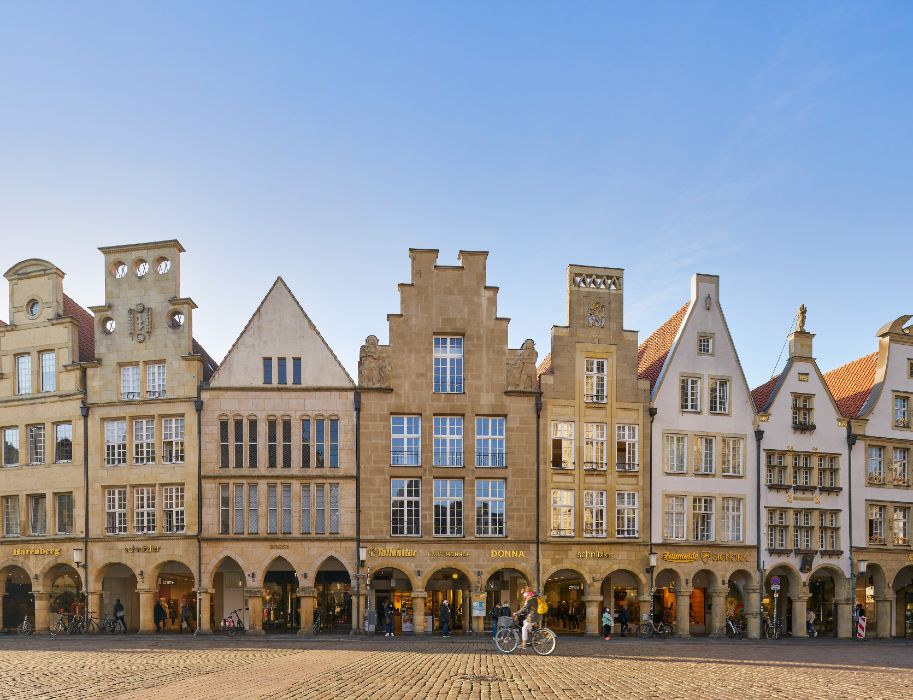 Der Prinzipalmarkt mit den charakteristischen Giebelhäusern und Bogengängen ist das traditionsreiche wirtschaftliche und politische Zentrum Münsters