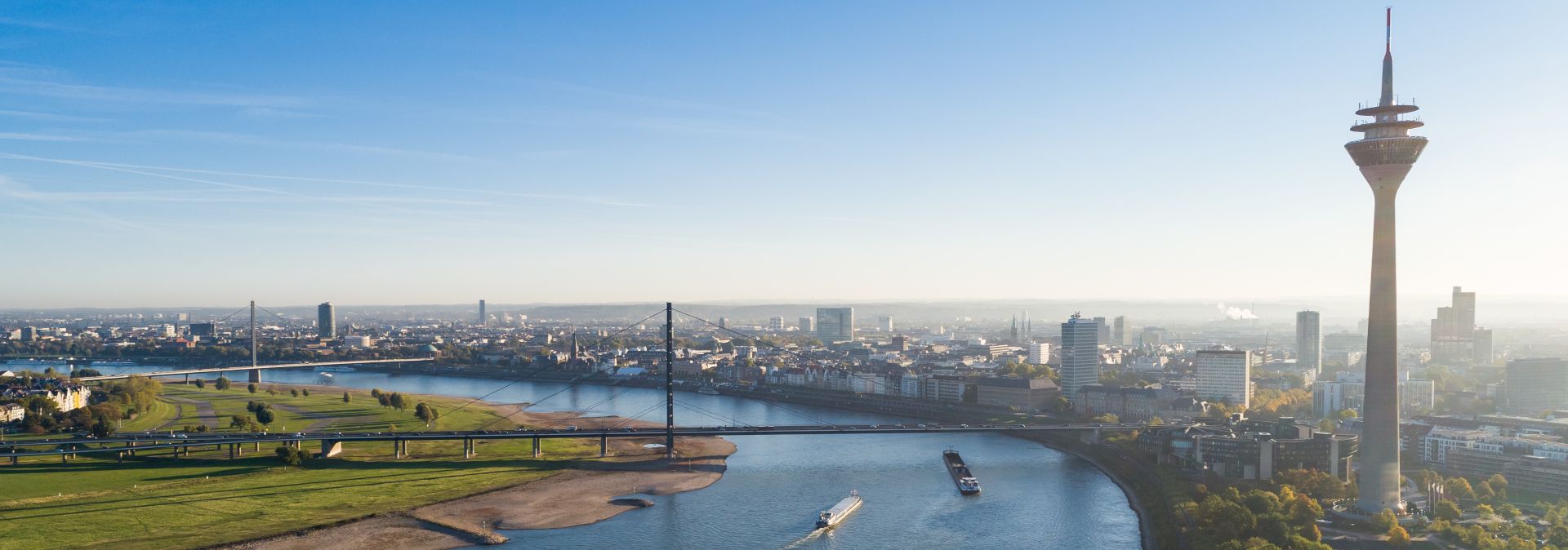 Düsseldorf ist eine Perle am Rhein.  Das Ufer, der Medienhafen und der Rheinturm sind wunderbar anzuschauen. 