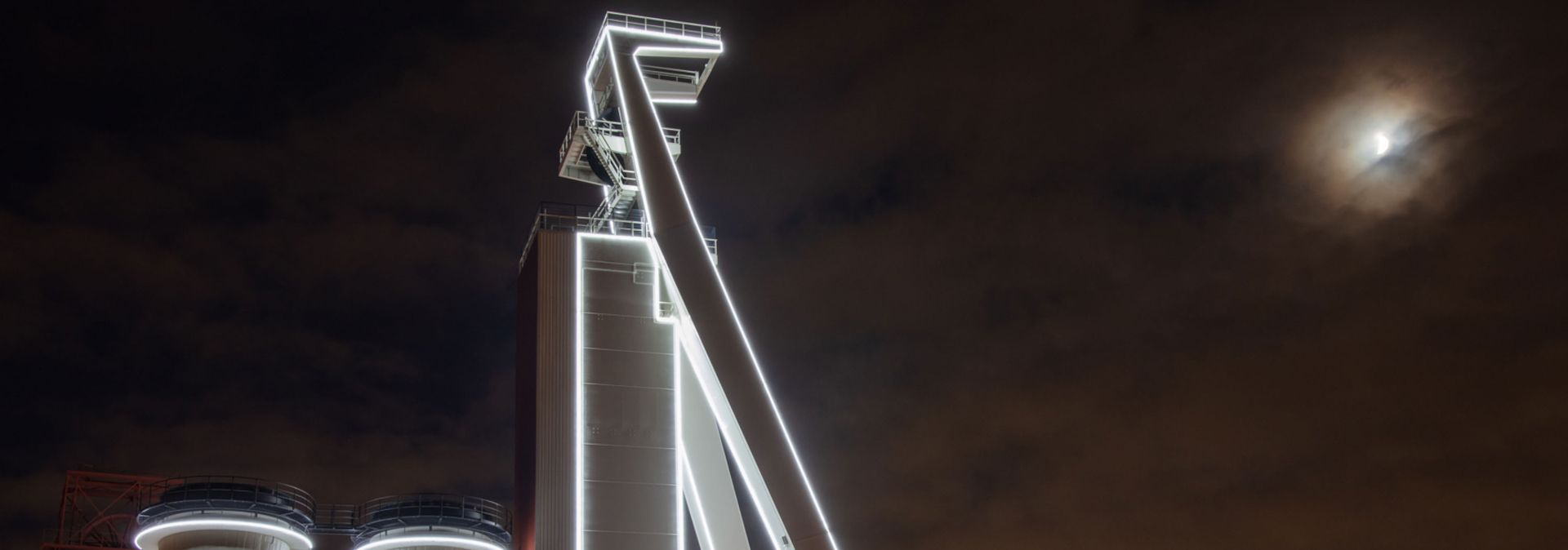 Am Schacht 4 der Zeche Schlägel & Eisen leuchtet die Lichtinstallation der Berliner Künstlerin Gunda Förster