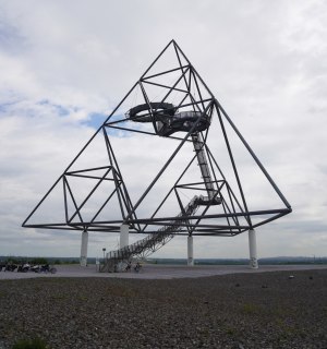 Der Tetraeder ist ein Wahrzeichen auf der Halde Beckstraße in Bottrop, © Jule Wagner