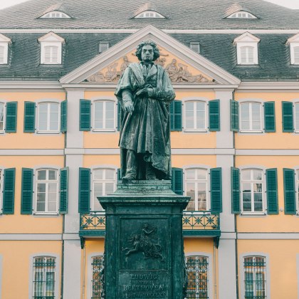 Das Beethoven-Denkmal auf dem Münsterplatz zeigt den weltbekannten Komponisten, © Johannes Höhn