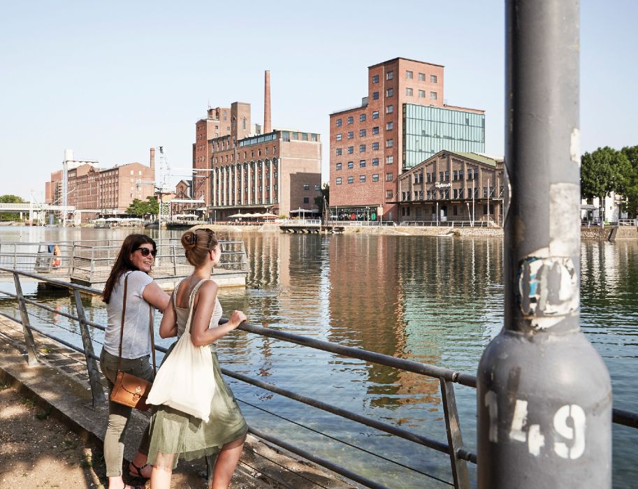 Im Duisburger Innenhafen finden Gäste zahlreiche Einkehrmöglichkeiten. Das Museum Küppersmühle ist nicht weit entfernt