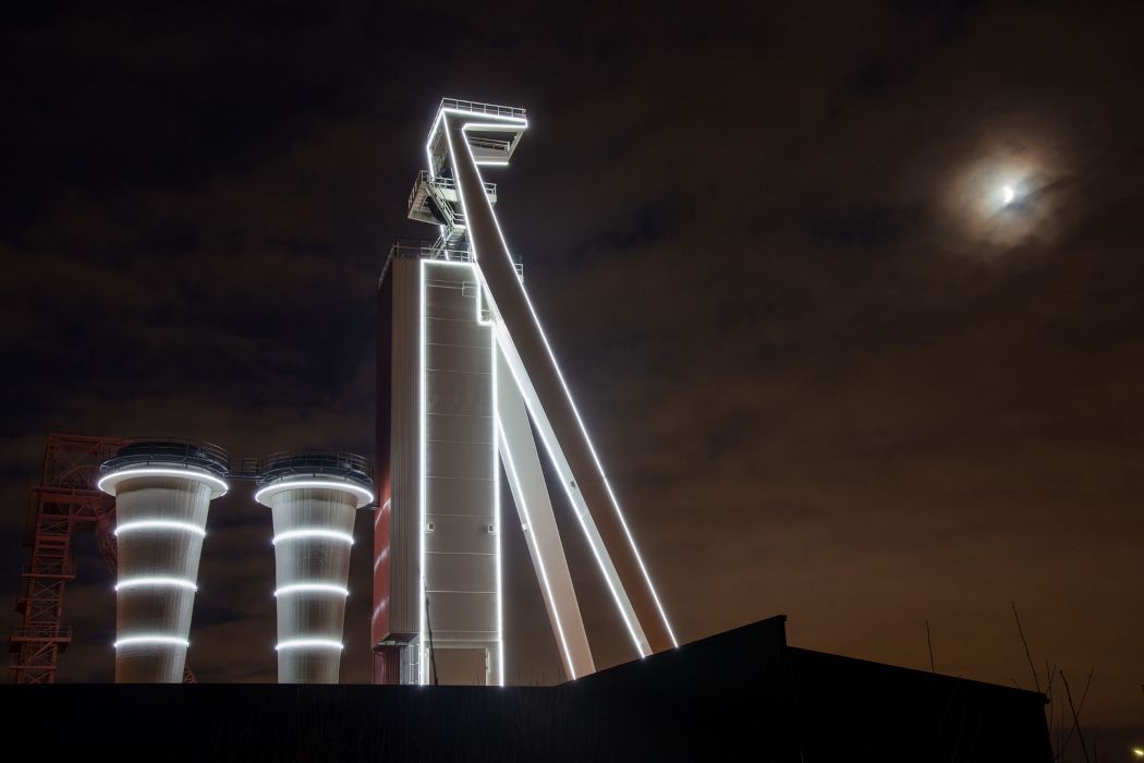 Am Schacht 4 der Zeche Schlägel & Eisen leuchtet die Lichtinstallation der Berliner Künstlerin Gunda Förster