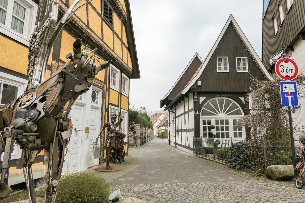 Viele liebevoll restaurierte Fachwerkdenkmäler verleihen Rietberg seinen Charme. Der Künstler Angelo Monitillo stellt vor dem ältesten Haus der Stadt aus