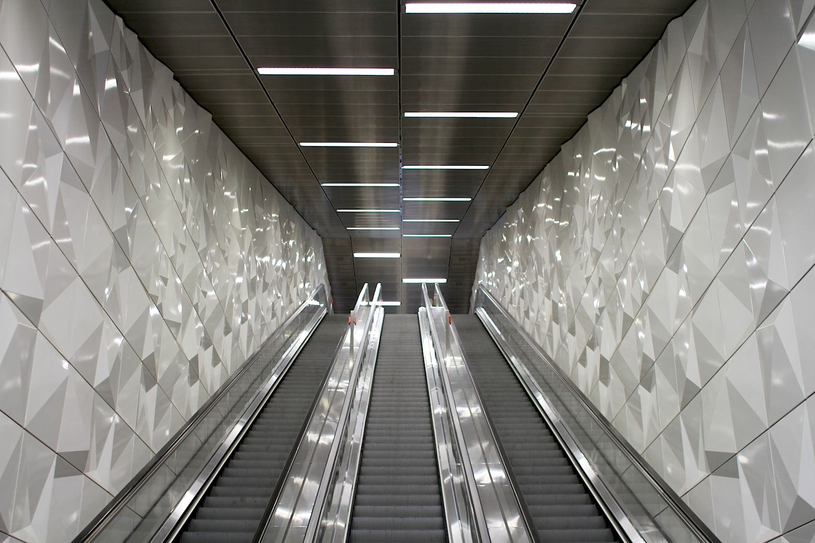 Die Rolltreppe zur Wehrhanlinie der Heinrich-Heine-Allee in Düsseldorf.