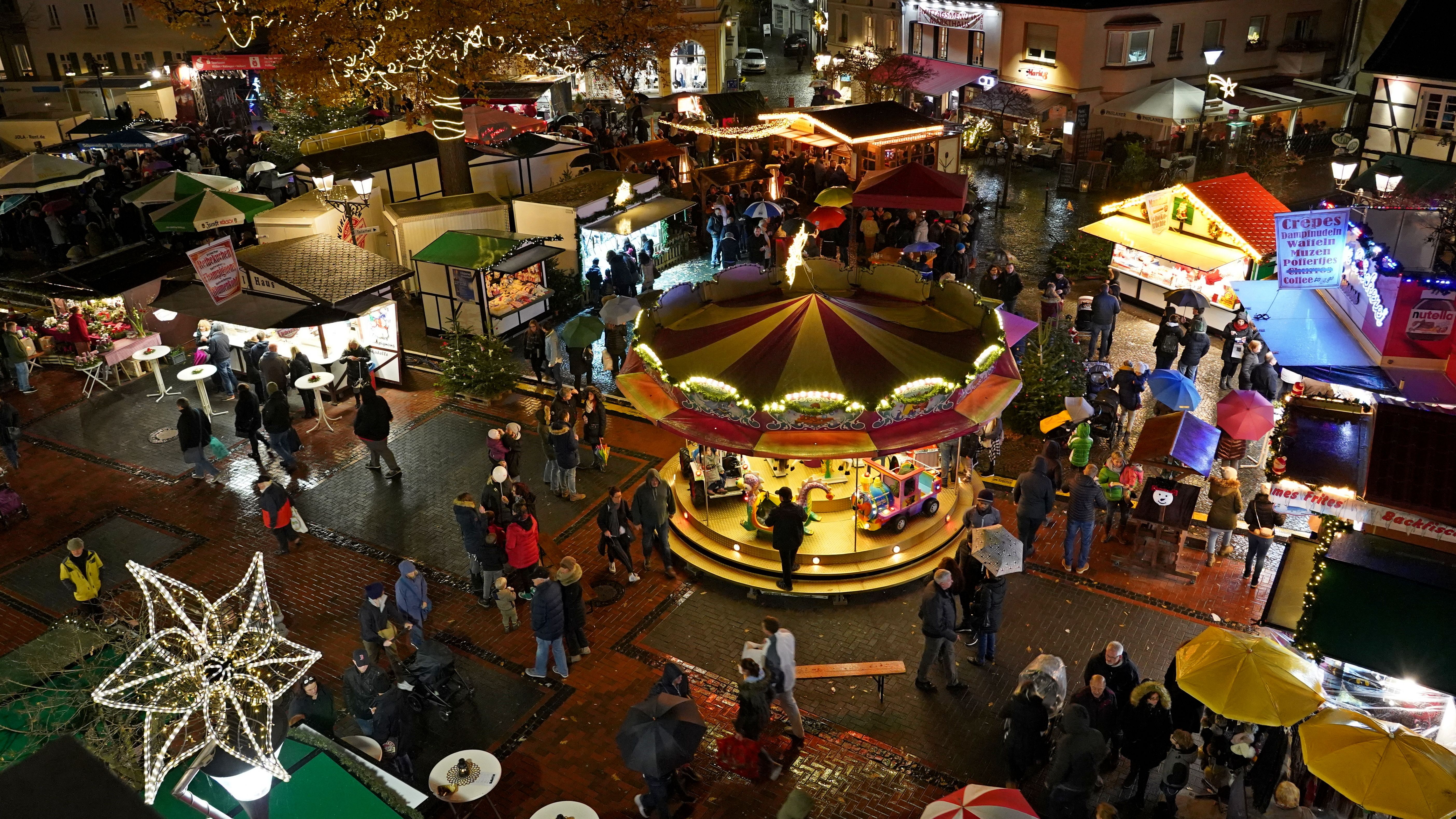 Beleuchtets Karussell auf dem Weihnachtsmarkt