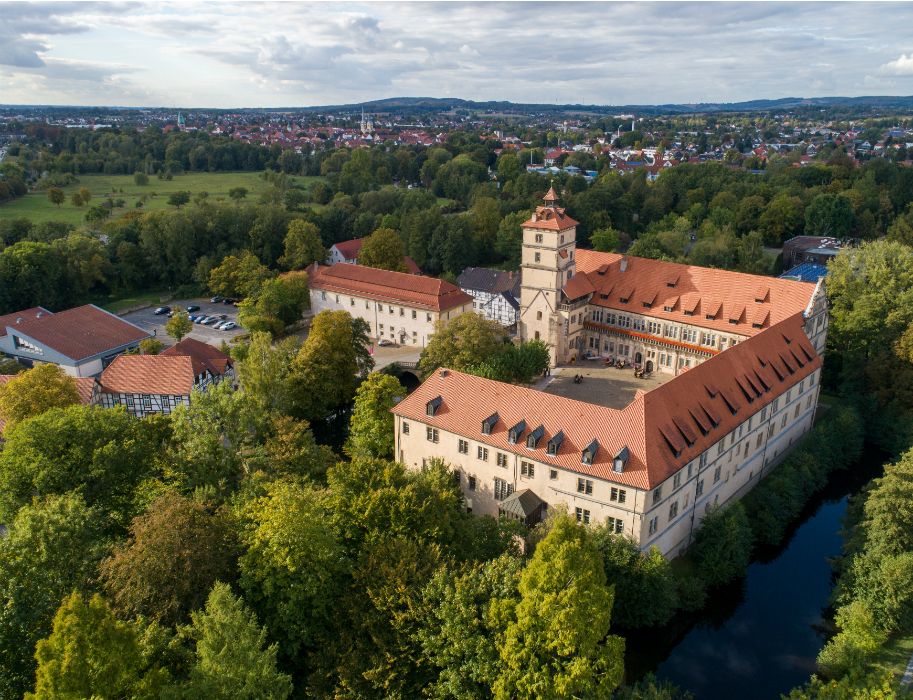 Das Weserrenaissance-Museum Schloss Brake in Lemgo aus der Vogelperspektive