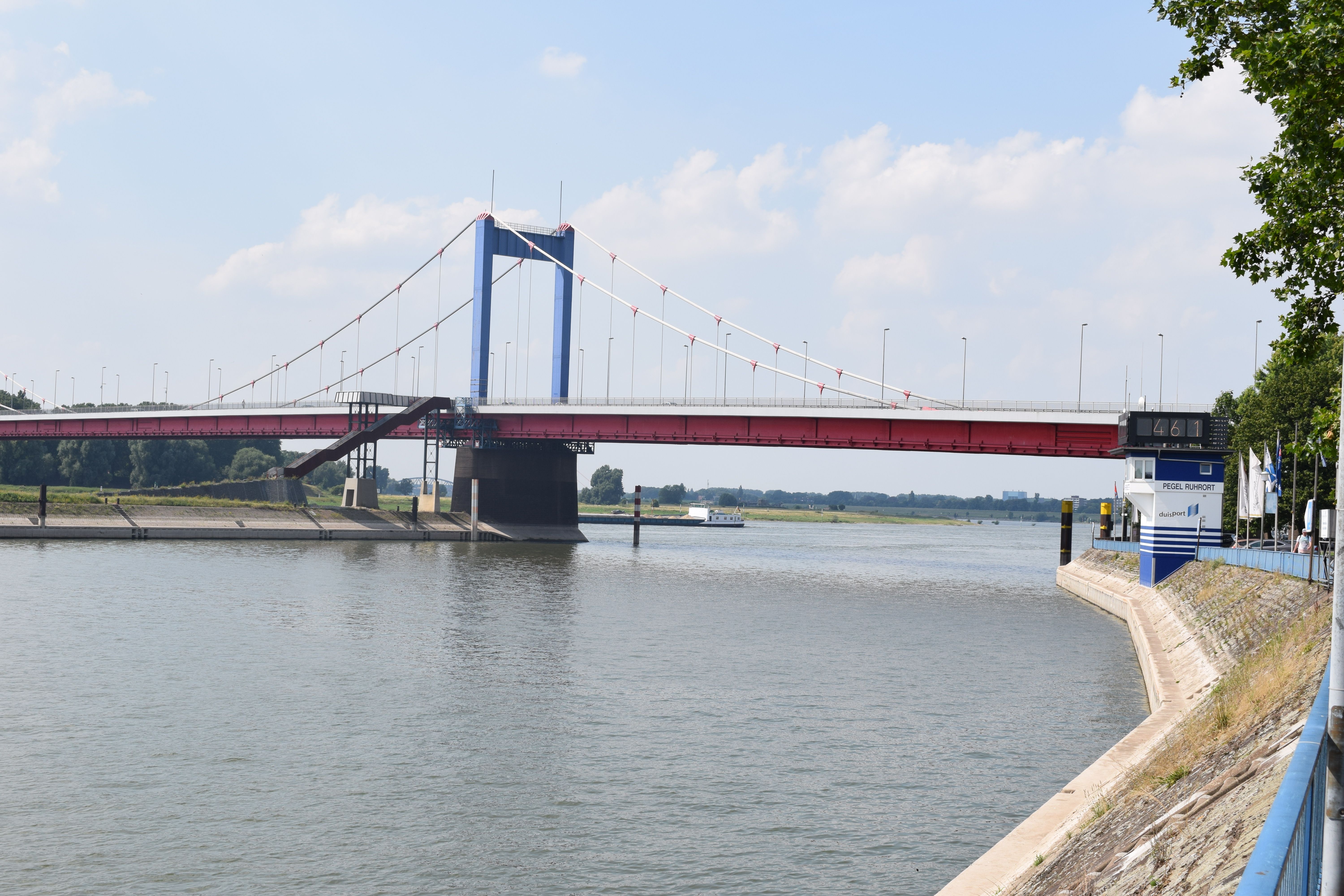 Blick auf die Friedrich-Ebert-Brücke und auf den Pegel Ruhrort