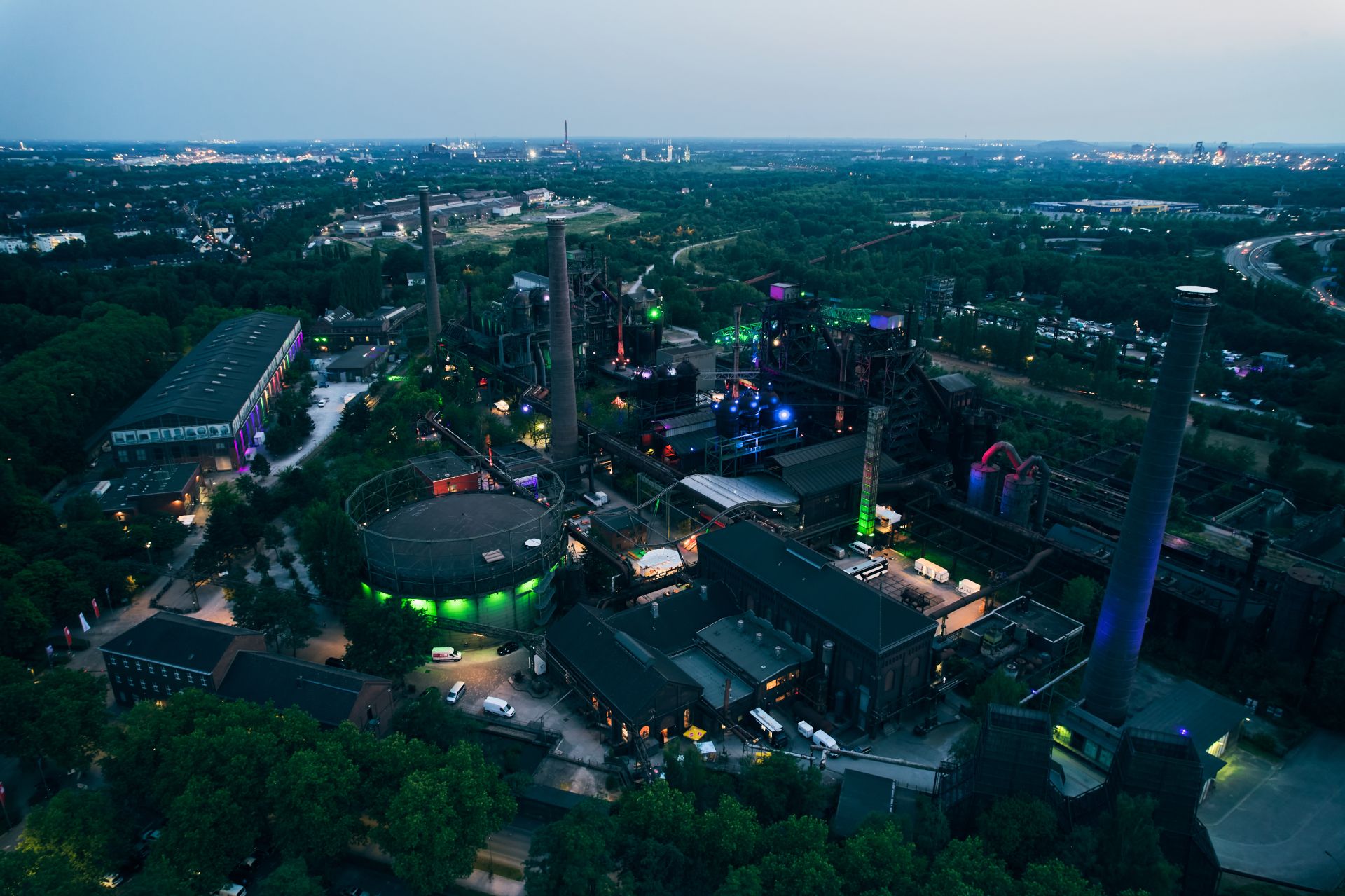 Der Landschaftspark Duisburg-Nord ist rund 180 Hektar groß. Das Gelände verbindet Industriekultur mit Natur und einer faszinierenden Lichtinstallation