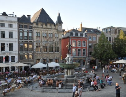 Der Marktplatz in Aachen ist eine zentrale Anlaufstelle. Rund um den Karlsbrunnen finden Reisende dutzende Einkehrmöglichkeiten, © www.medien.aachen.de, Andreas Herrmann