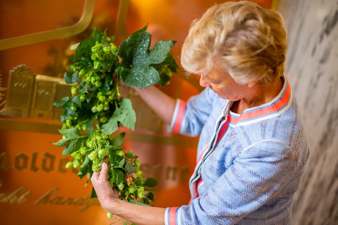 In der Brauerei Strate wird Hopfen begutachtet, © Tourismus NRW e.V.