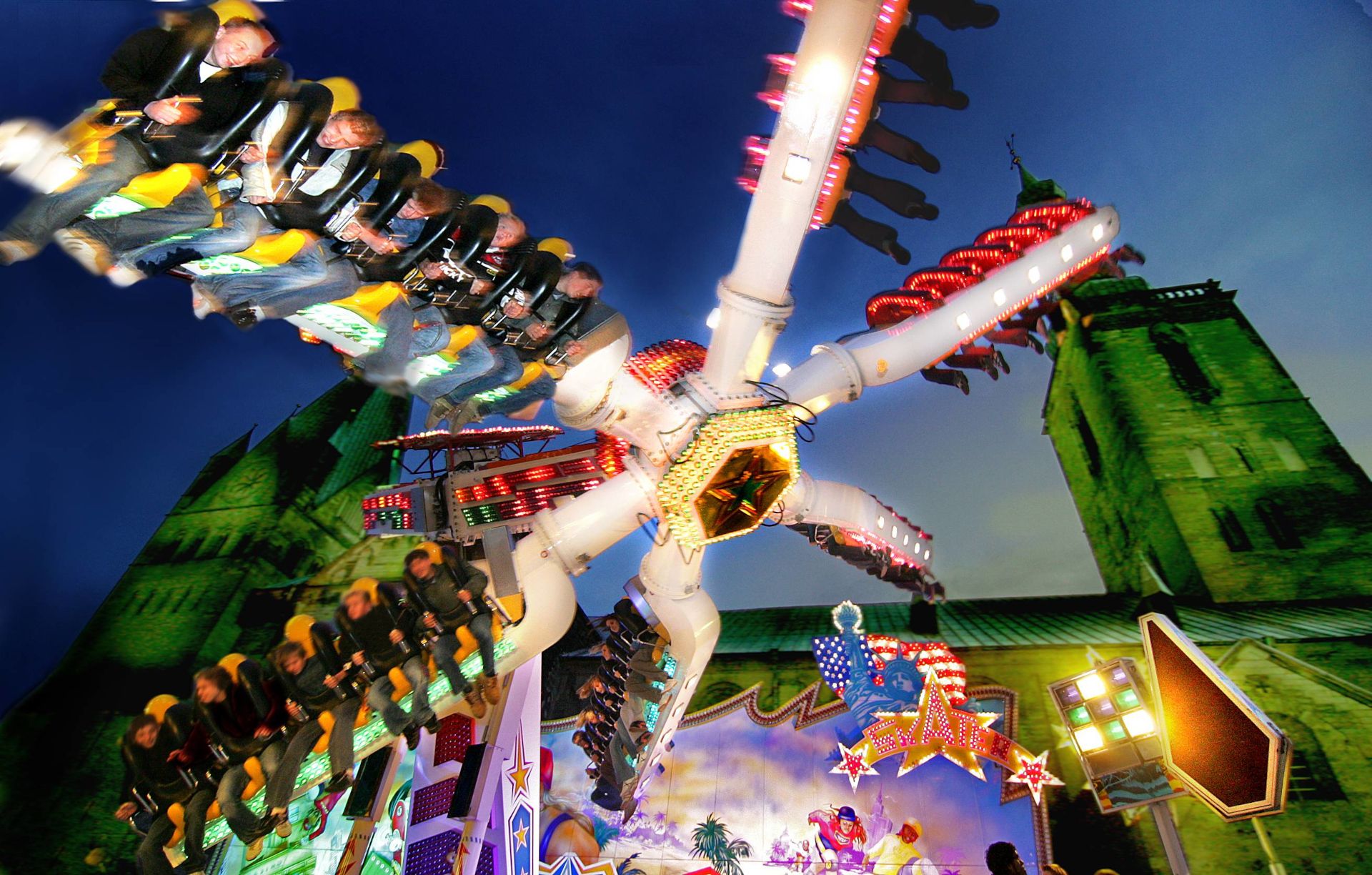 In Altstadt-Kulisse präsentiert die Allerheiligenkirmes moderne Fahrgeschäfte