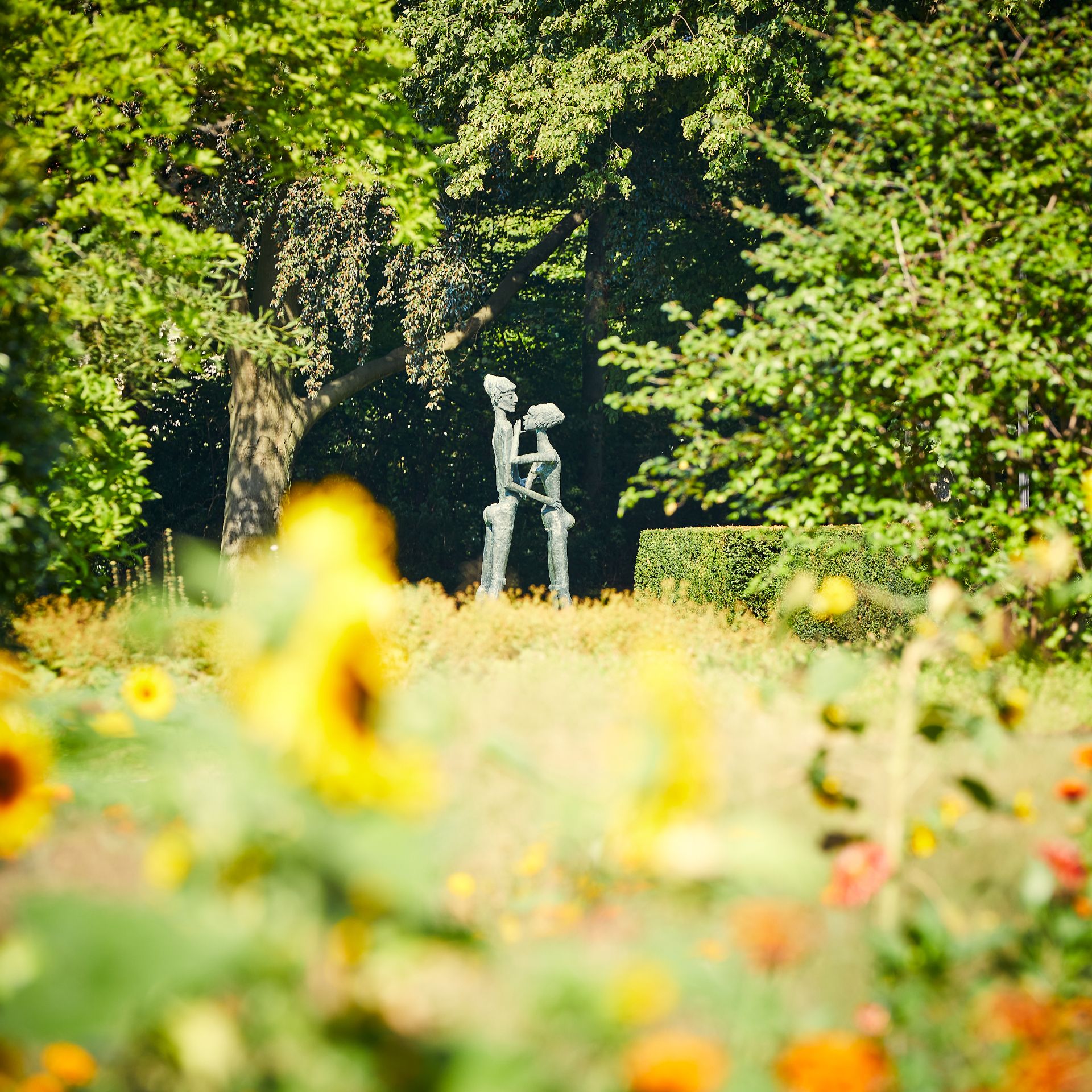 Skulpturen sind Blickfänge zwischen den Blumenbeeten im Vier-Jahreszeiten-Park Oelde