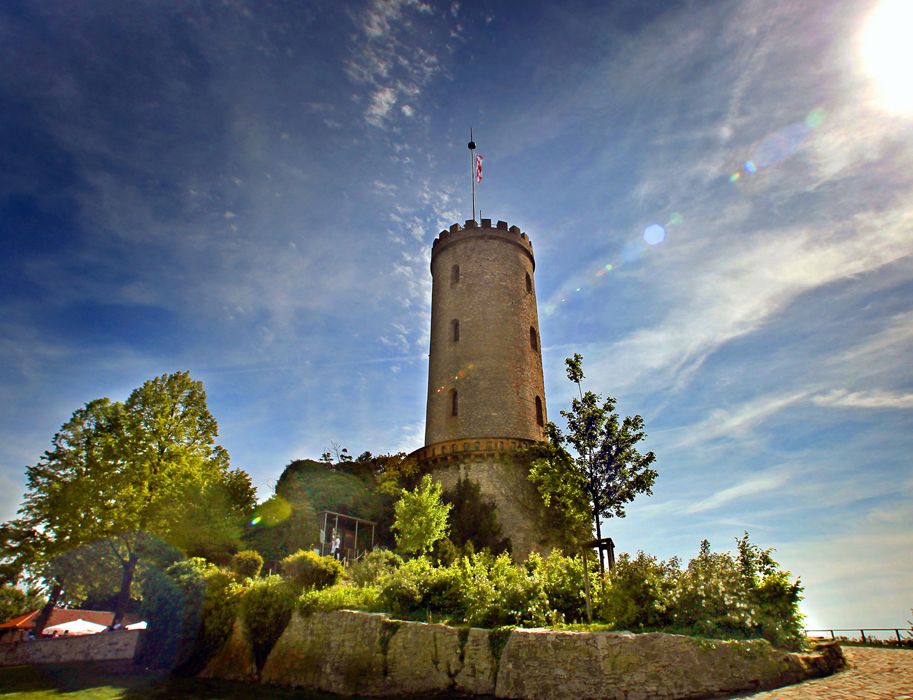 Die Sparrenburg thront auf dem 180 Meter hohen Sparrenberg