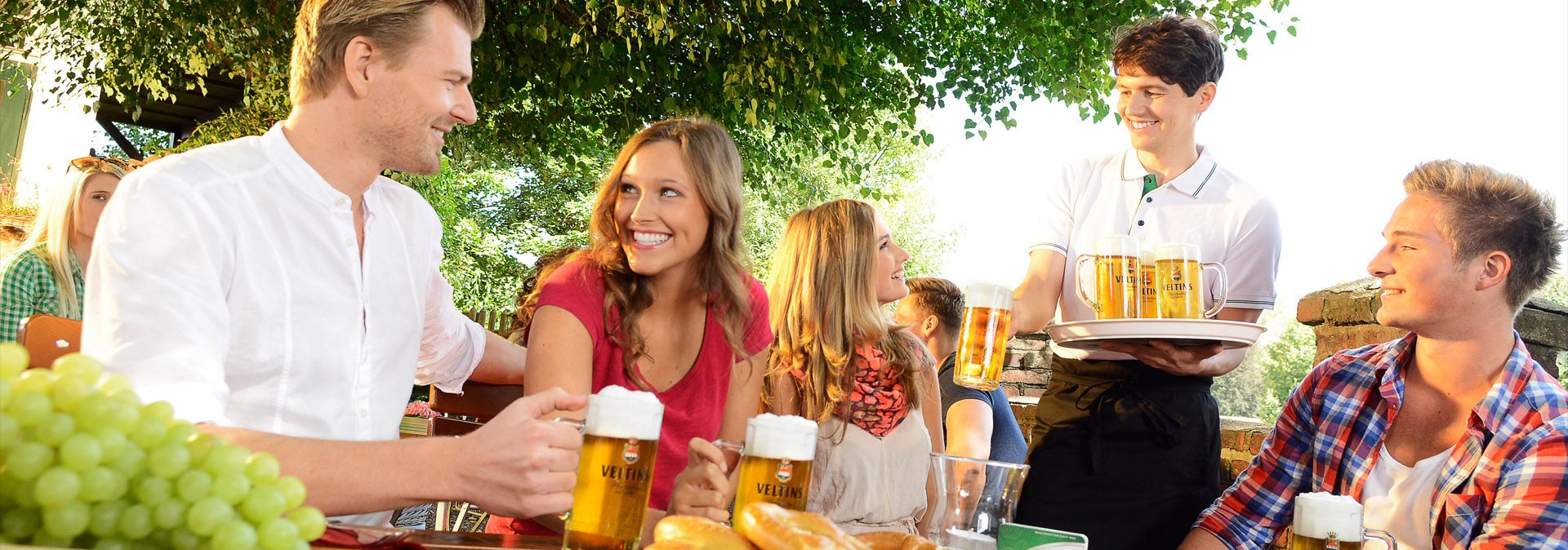 Geselliges Beisammensein im Biergarten