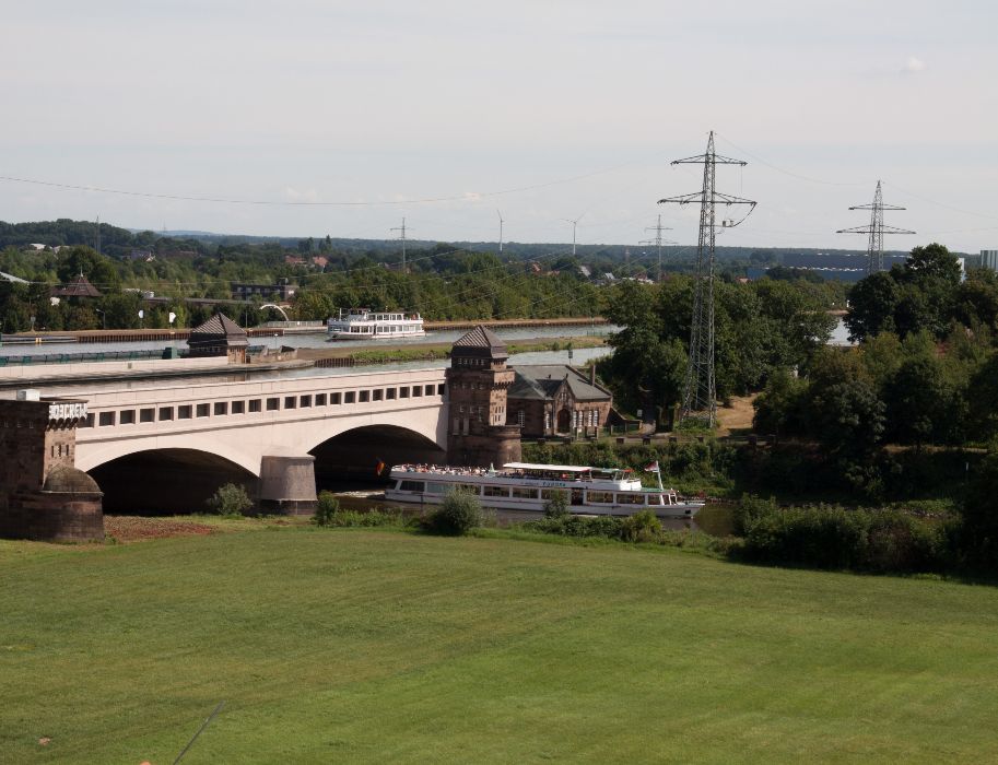 Die Kreuzung von Weser und Mittellandkanal in Minden bildet eines der größten Wasserstraßenkreuze der Welt