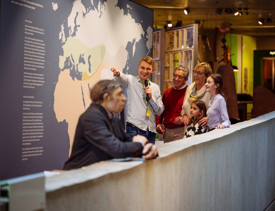 Bei Führungen durch die Dauerausstellung gehen Gästeführer auch auf die Fragen der Besuchenden ein