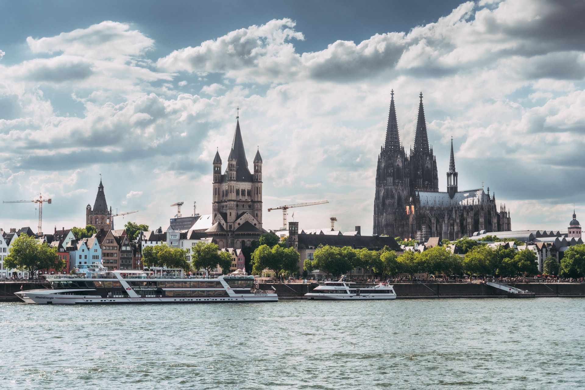 Blick auf den Dom vom Rhein