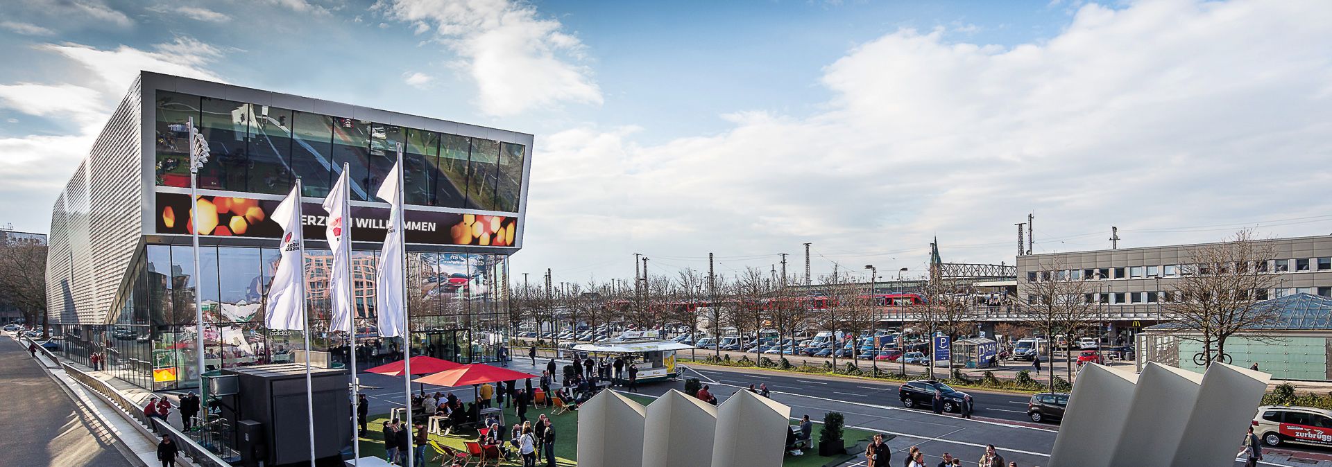 Aussenansicht Deutsches Fußballmuseum Dortmund - direkt am Hauptbahnhof