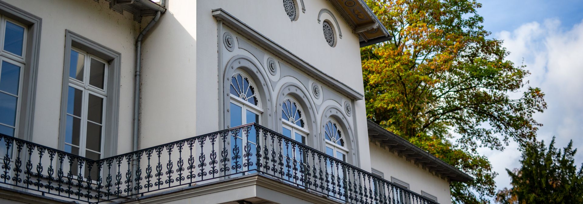 Im einstigen Kurhaus von Kleve, heute ein Kunstmuseum, können Besucher Beuys erstes Atelier besuchen und sein Frühwerk anschauen