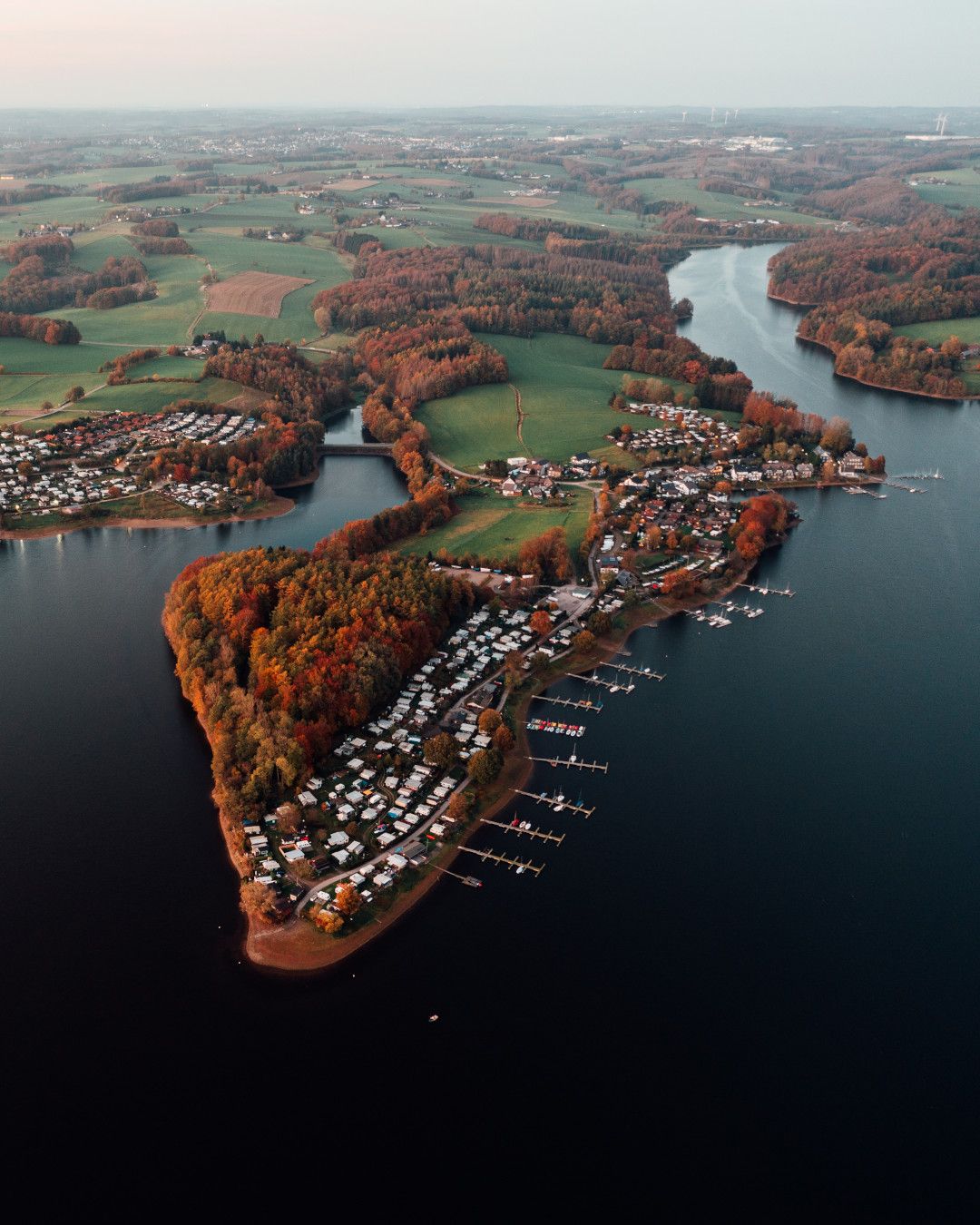 Blick auf Halbinsel, die ins Wasser ragt