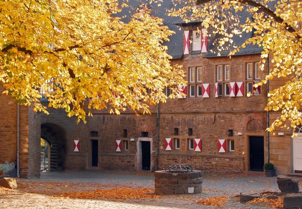 Schloss Broich, Hof des Schlosses im Herbst, © MST GmbH, Joshua Belack