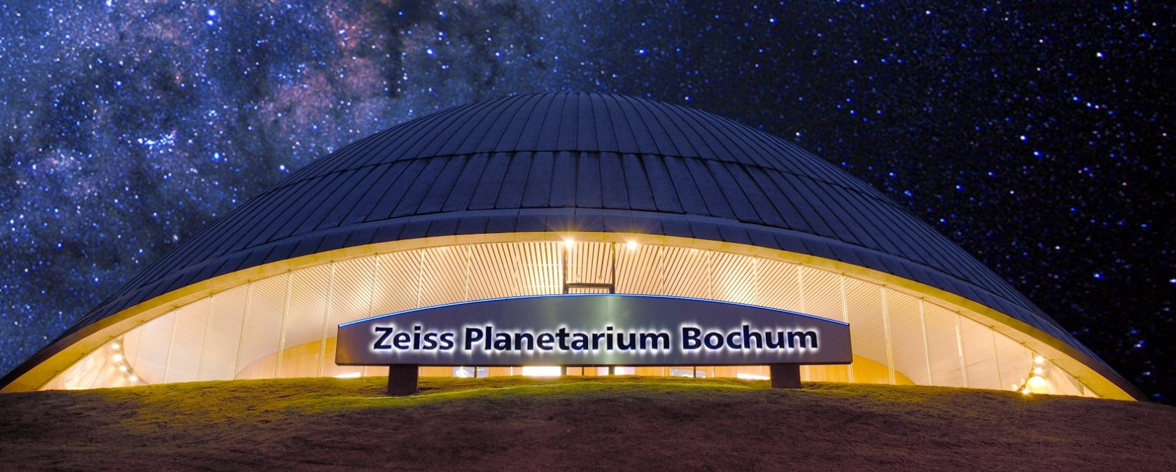 Zeiss Planetarium Bochum, Außenansicht mit Schriftzug, © Stadt Bochum Presse und Informationsamt Planetarium