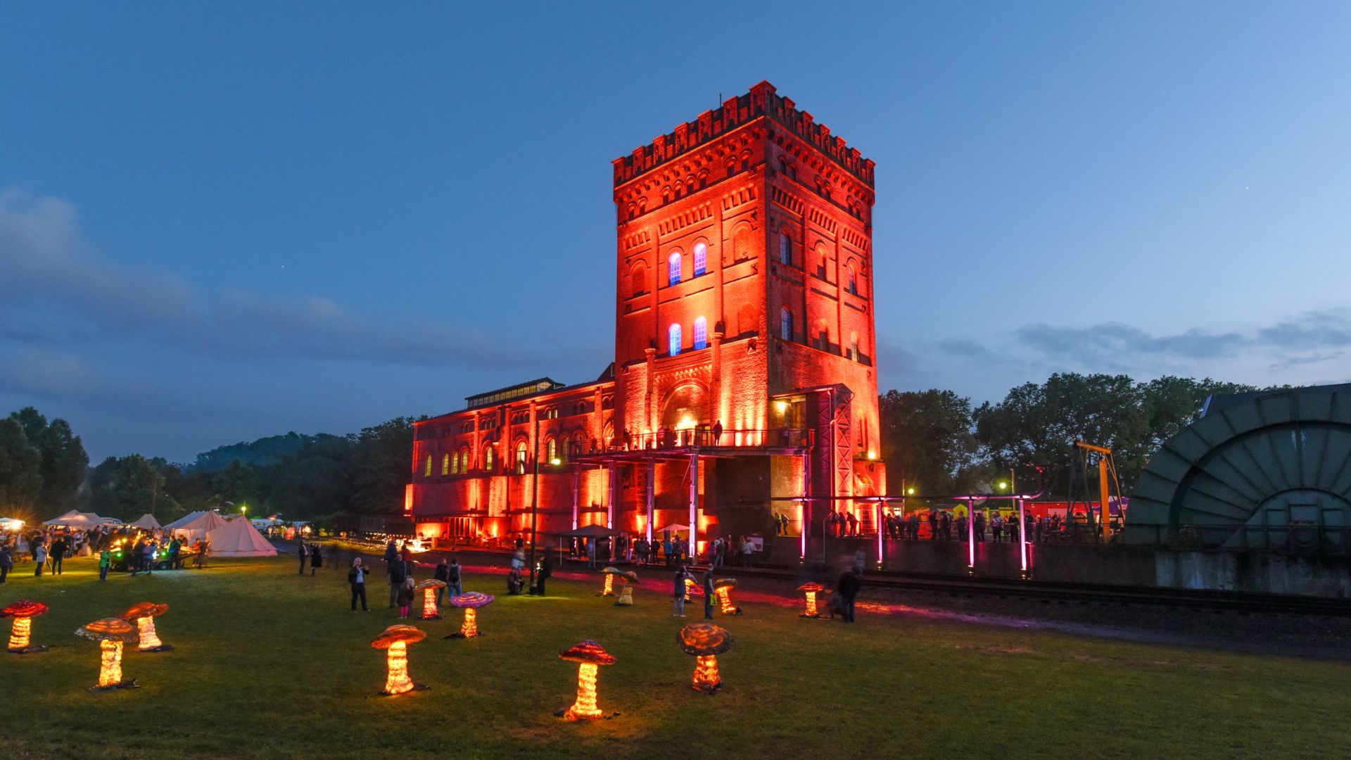 Kunstinstallationen stehen bei der Extraschicht hoch im Kurs. Am LWL-Museum Zeche Hannover konnten Gäste schon mal durch einen Lichterpark mit glühenden Pilzen wandern