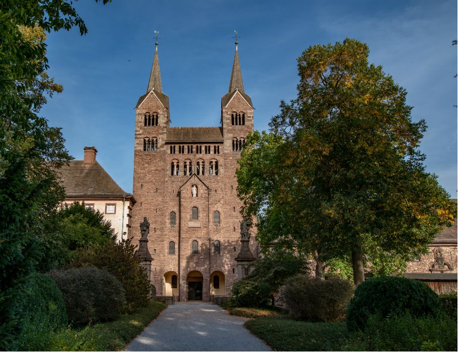 Die Fassade des Westwerkes hinter Bäumen in Höxter