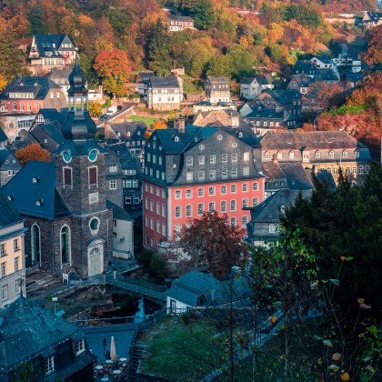Ansicht der Stadt Monschau in der Eifel der Kirche von oben, © Tourismus NRW e.V.