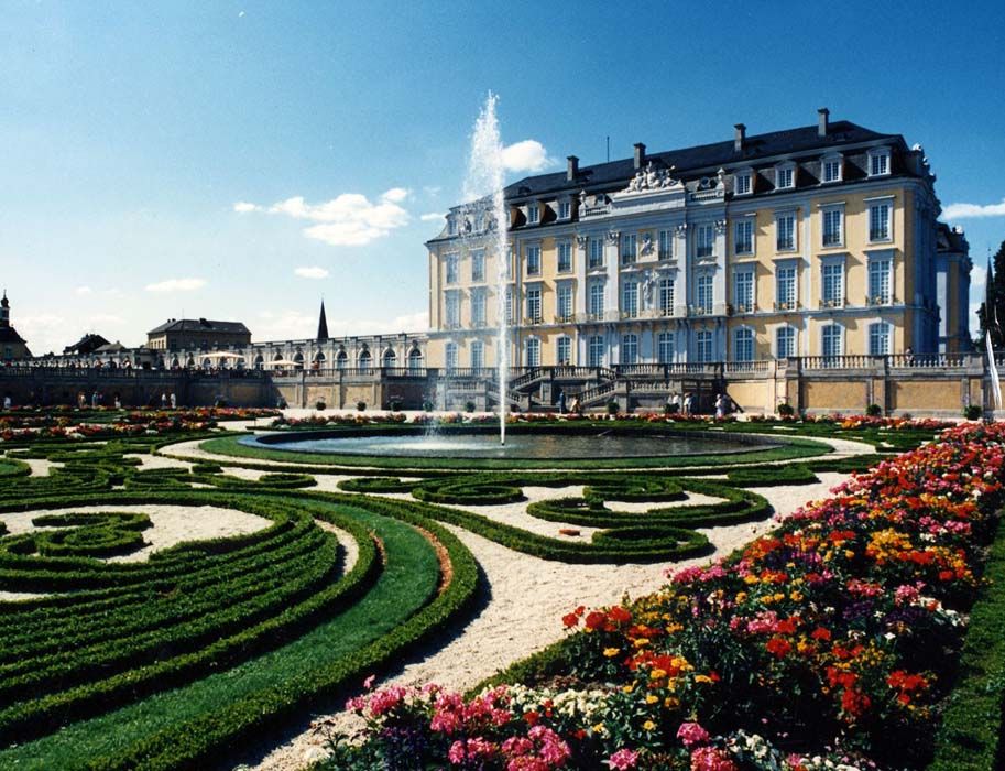 Der Schlosspark wurde nach den Prinzipien der französischen Gartenkunst angelegt