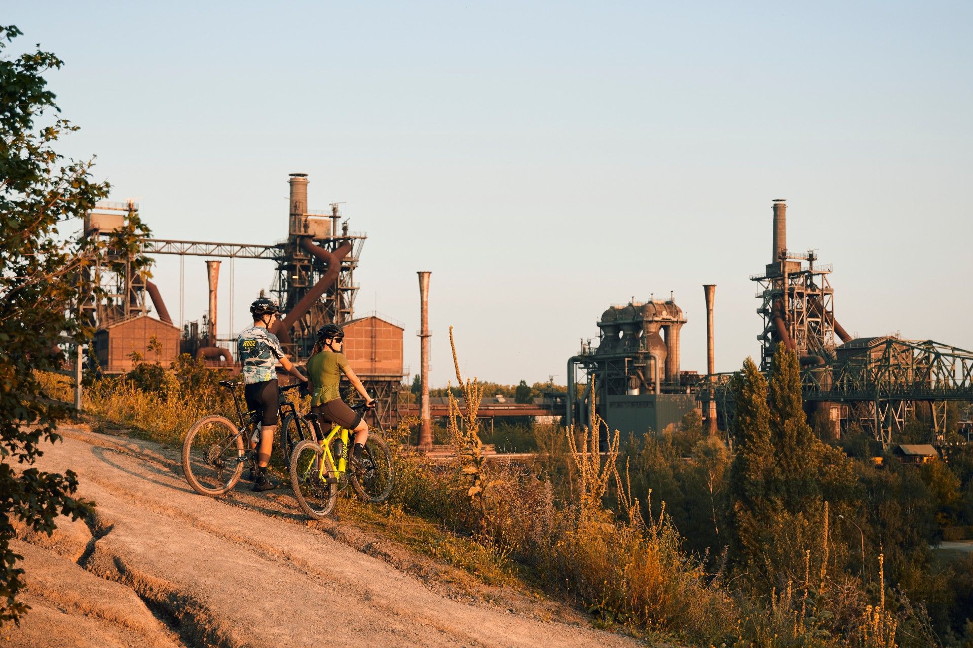 Zwei Mountainbiker am Landschaftspark Duisburg-Nord