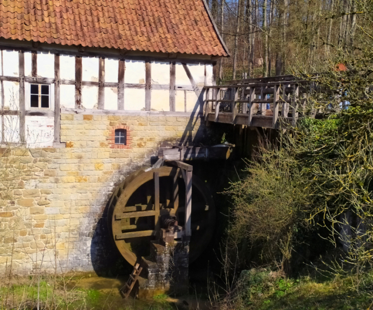 Direkt hinter dem Museumseingang entdecken Gäste eine historische Wassermühle, in der einst Flachs gesponnen wurde, © Tourismus NRW e.V.